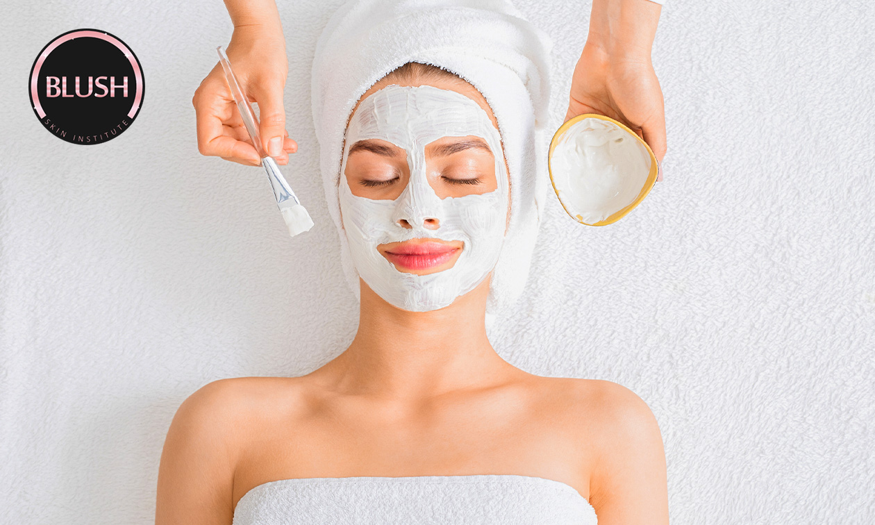 Gezichtsbehandeling + lichttherapie en/of microneedling (60 min)