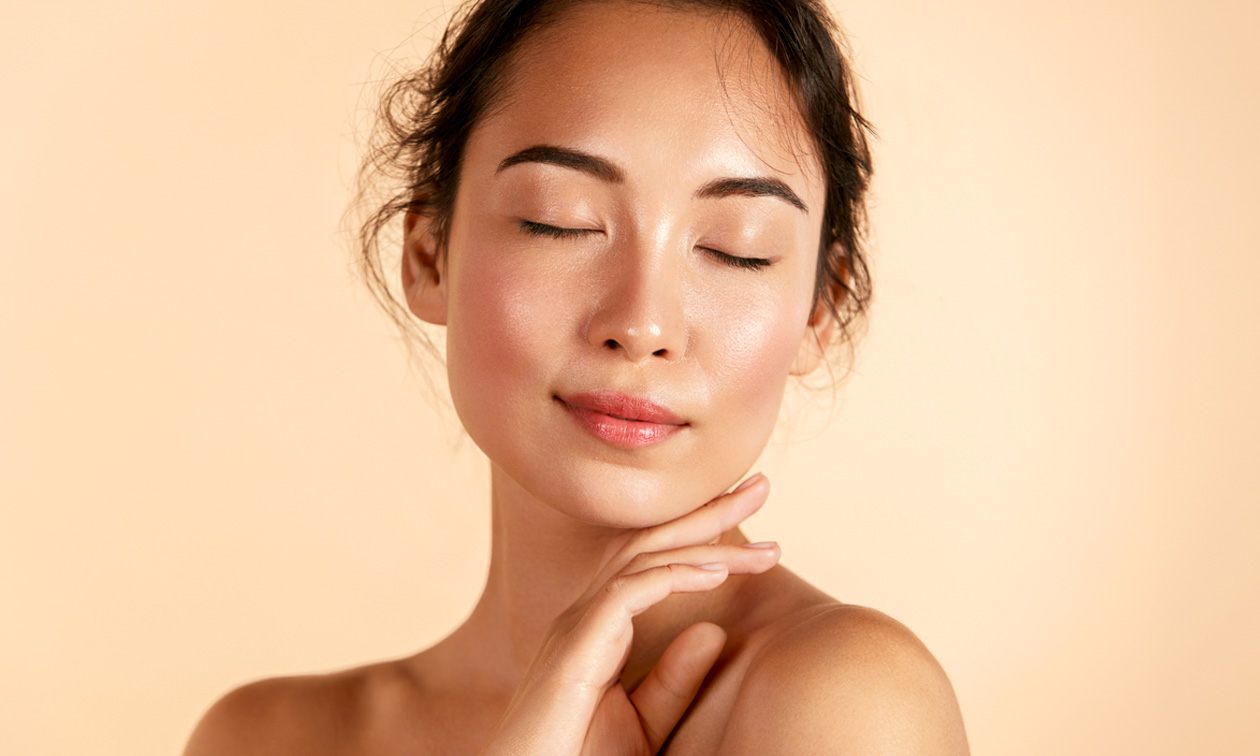 Gezichts- of wenkbrauwbehandeling naar keuze