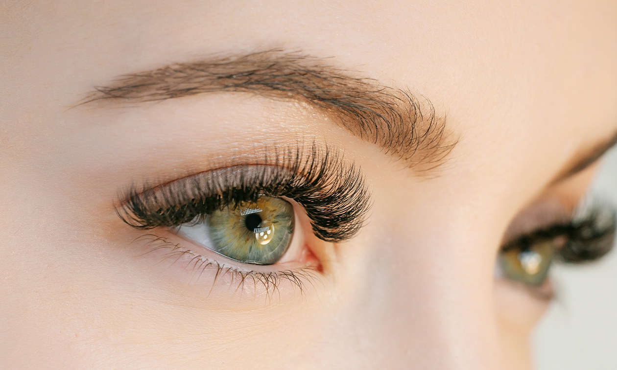 Permanente make-up eyeliner of wenkbrauwen