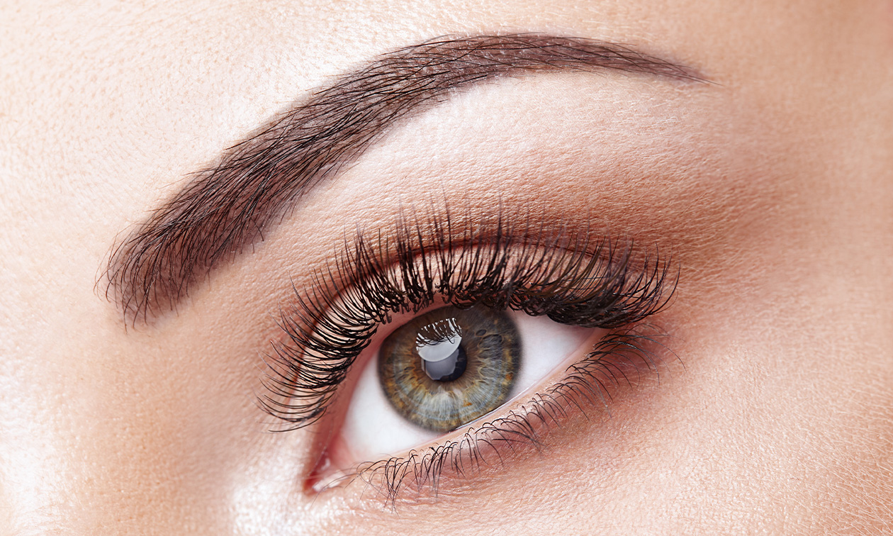 Wenkbrauw- of wimperbehandeling naar keuze