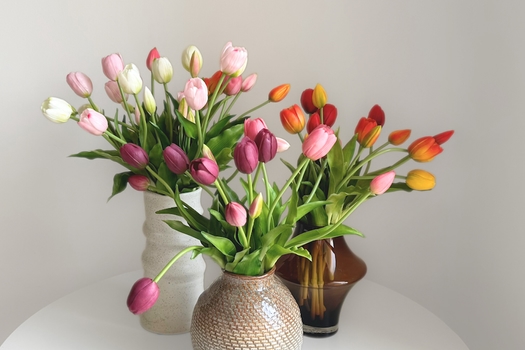 Buket af kunstige tulipaner